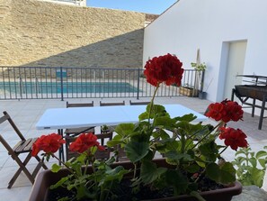 Una piscina al aire libre