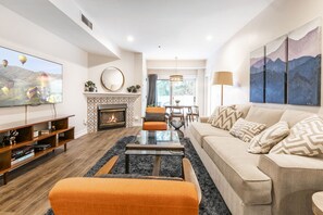 Smart TV, caminetto, libri