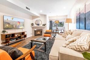 Smart TV, caminetto, libri