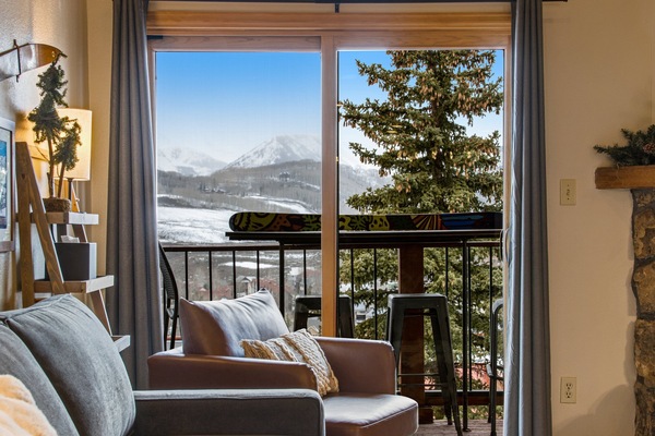 Smart-TV, peis, bøker og stereoanlegg