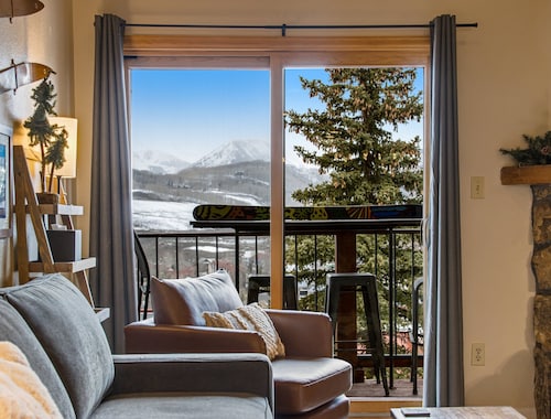 Ski-In/Out, Hot Tub, Shuttle, Views, Garage, Trails, 4BR+Loft –Westwall Paradise