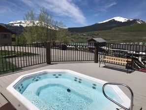 Outdoor spa tub - Ski-In/Out, Hot Tub, Shuttle, Views, Garage, Trails, 4BR+Loft –Westwall Paradise (Mt Crested Butte)
