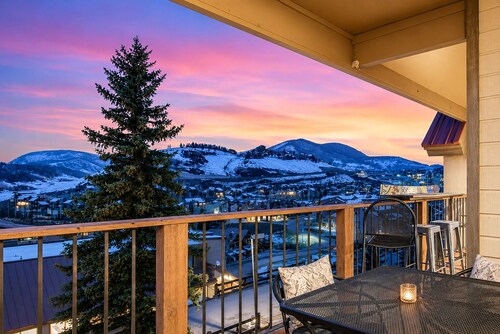 Ski-In/Out, Hot Tub, Shuttle, Views, Garage, Trails, 4BR+Loft –Westwall Paradise