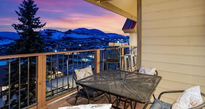 Ski In/Out & Hot Tub! Trails/Shuttle/Views/Garage, 4BR+Loft "Westwall Paradise"