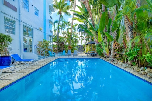 Beautiful 1 bedroom apartment with POOL in the heart of SOUTH BEACH!!!