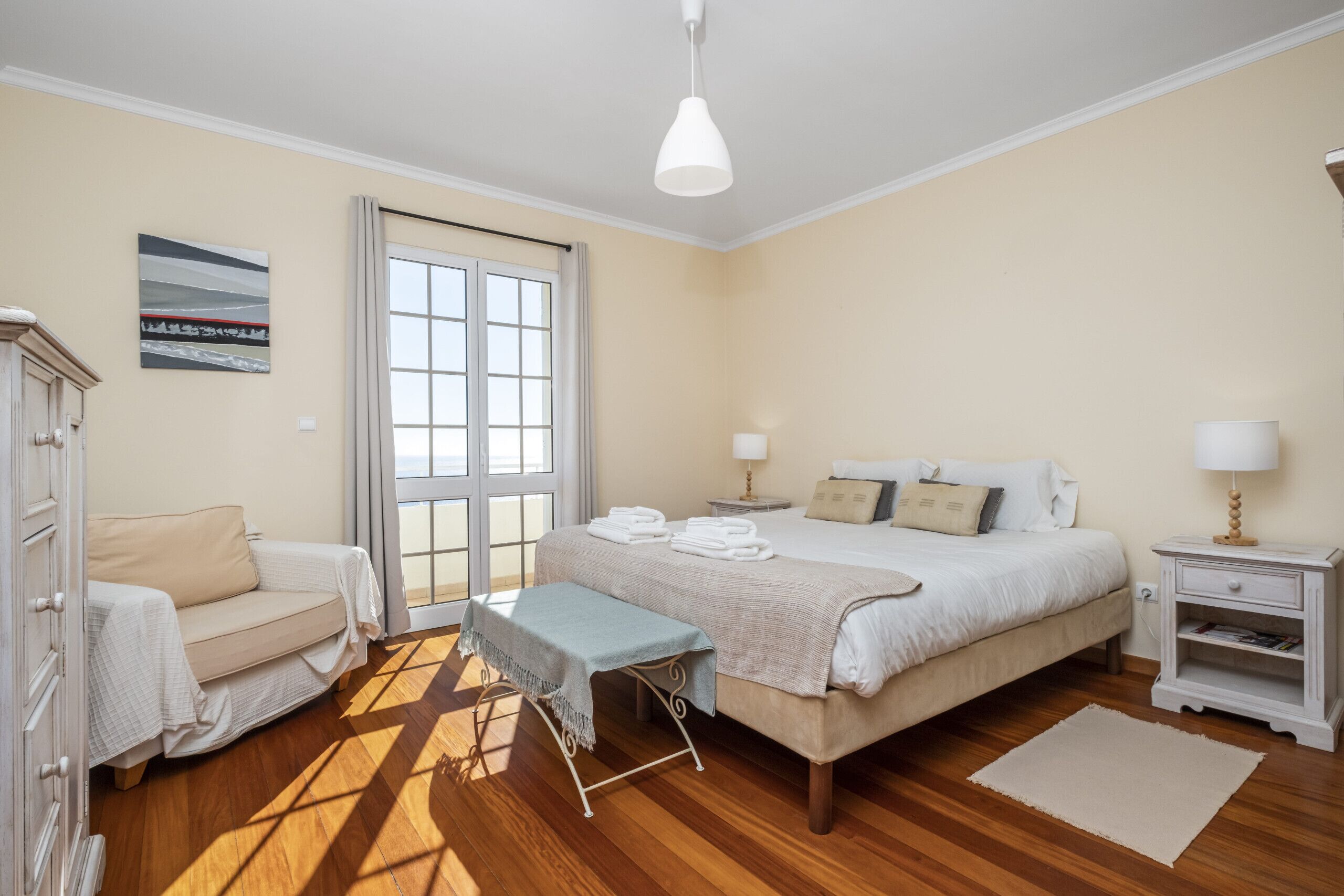 3 slaapkamers, een strijkplank/strijkijzer, gratis wifi, beddengoed