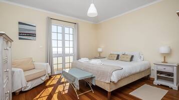 3 slaapkamers, een strijkplank/strijkijzer, gratis wifi, beddengoed