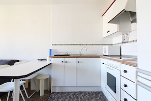 Fridge, microwave, oven, coffee/tea maker - Global Properties: Studio for couples with pool in Canet beach (Canet d´en berenguer)