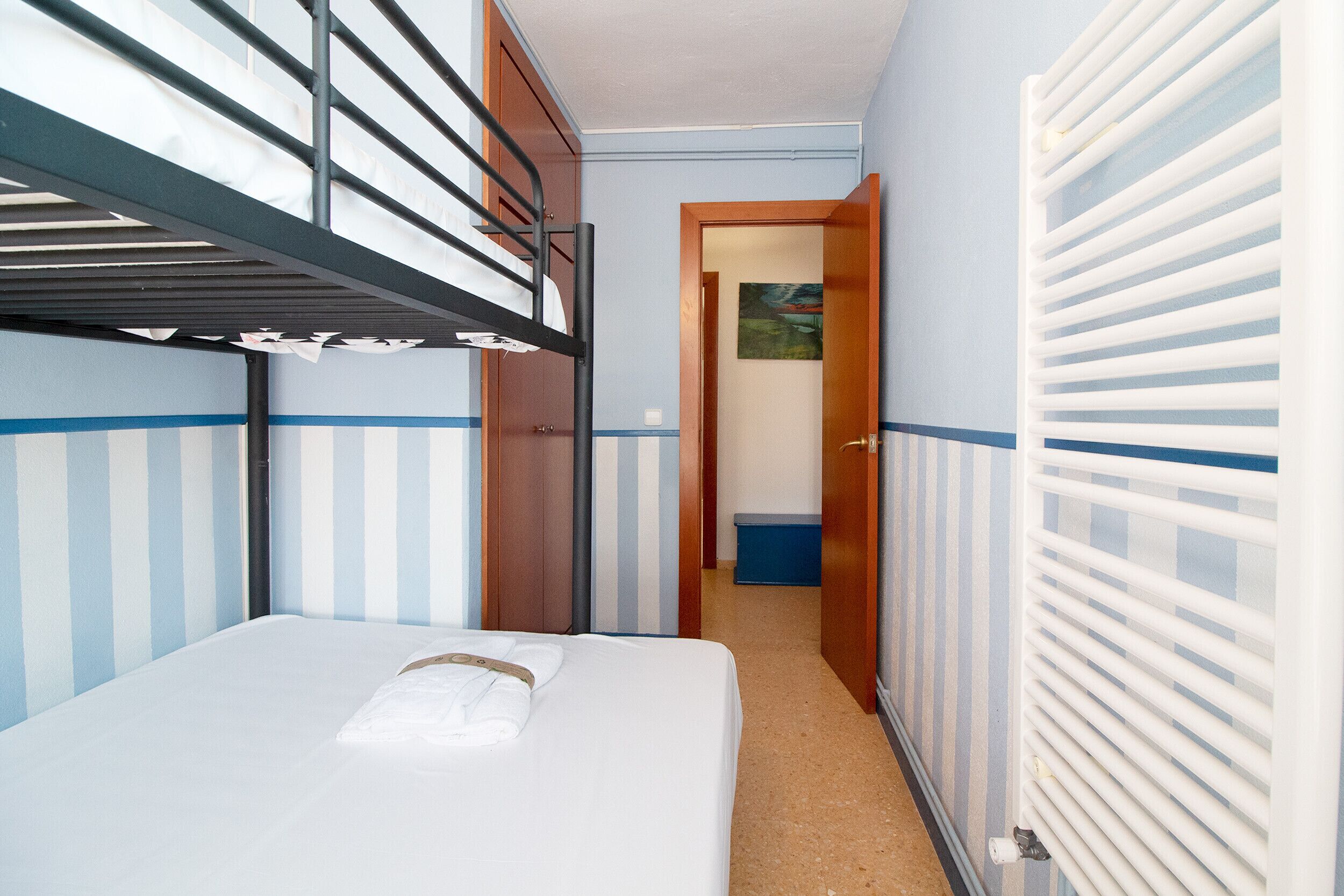 2 dormitorios, tabla de planchar con plancha, ropa de cama
