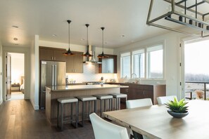 Fridge, microwave, oven, stovetop - Bend Beauty ~ free concert shuttle ~ modern ~ soaking tub ~ resort access ~ NEW! (Bend)