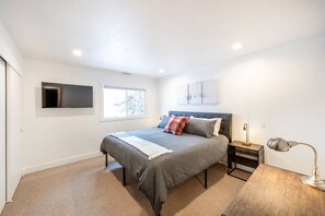 2 habitaciones, escritorio y tabla de planchar con plancha 