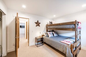 2 soverom, skrivebord, strykejern/-brett og reiseseng for barn
