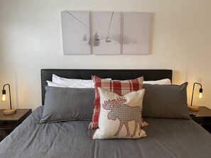2 soverom, skrivebord, strykejern/-brett og reiseseng for barn