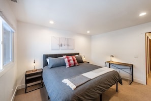 2 Schlafzimmer, Schreibtisch, Bügeleisen/Bügelbrett, Reisekinderbett