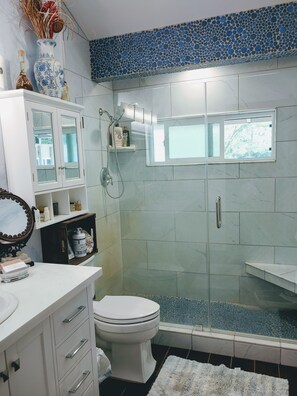 Douche, sèche-cheveux, savon, papier toilette