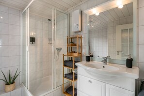 Dusche, Haartrockner, Handtücher, Seife