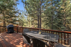 Outdoor dining - The Wolfgang Chalet: Newly Renovated! (Truckee)