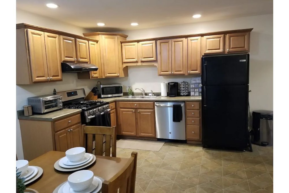 Lyle and Taylor present-Spacious Private Apt
