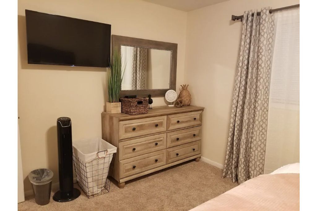 Lyle and Taylor present-Spacious Private Apt