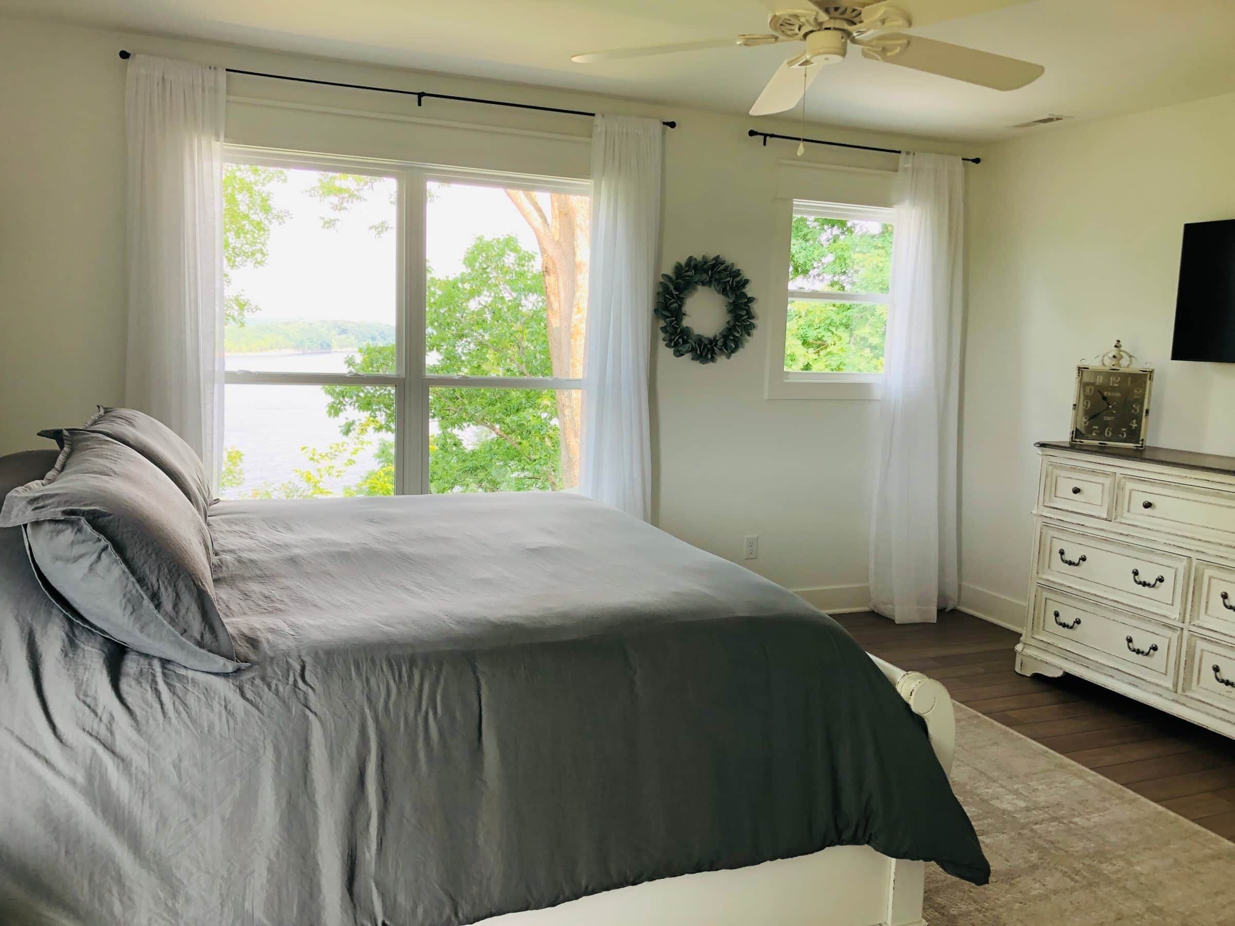3 bedrooms, desk, iron/ironing board, travel cot