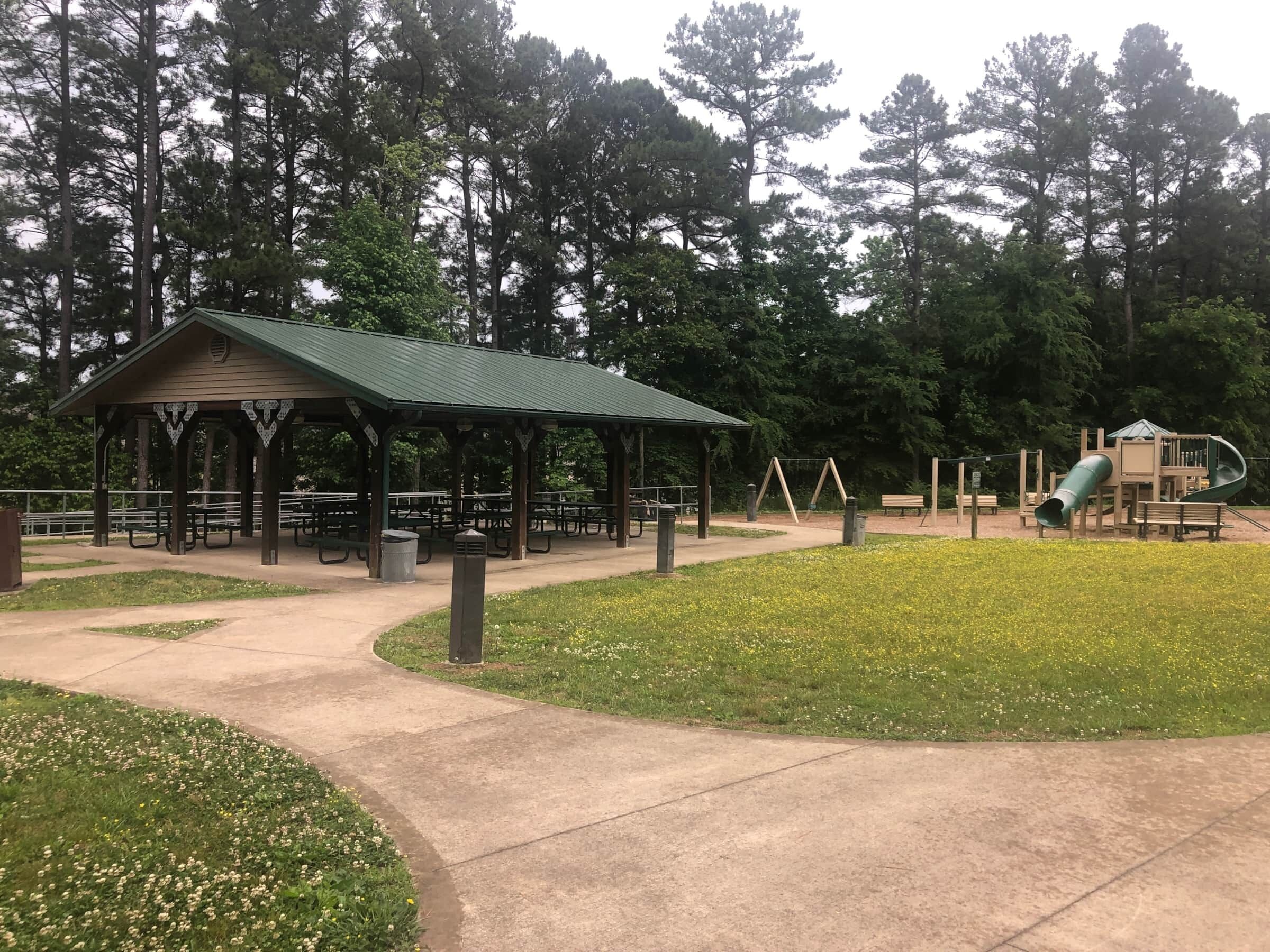 Un parc équipé de tables de pique-nique, d’un pavillon abrité, d’aires de jeux pour enfants et d’un sentier pédestre.