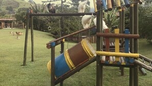 Un parque infantil con un tobogán y estructuras para escalar.