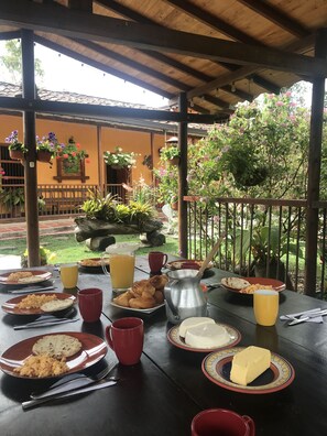 Outdoor dining - Room Uriel (Guarne)
