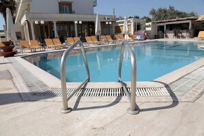 A swimming pool with sun loungers and a bar area. - Eona Beach Resort (Thermaikos)