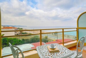Outdoor dining - Eona Beach Resort (Thermaikos)