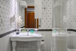Bathroom - Eona Beach Resort (Thermaikos)