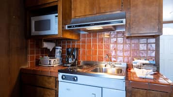 Studio | Private kitchenette | Fridge, microwave, stovetop, dishwasher