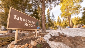 Naamplaatje voor Tahoe Sands Resorts, met een duidelijke weg naar het kantoor aan de overkant.