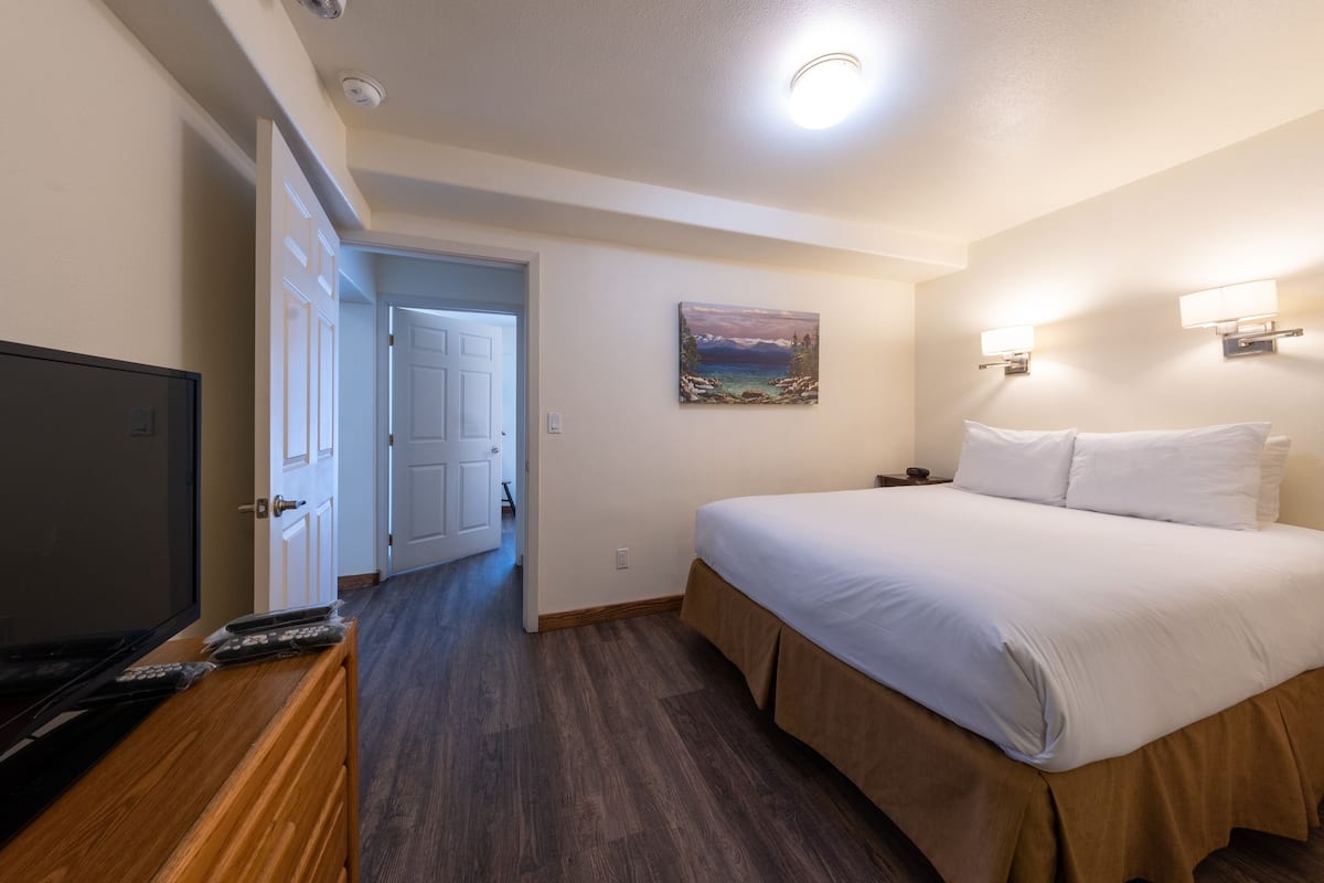 Condo, 2 habitaciones | 1 habitación, tabla de planchar con plancha, wifi gratis y ropa de cama