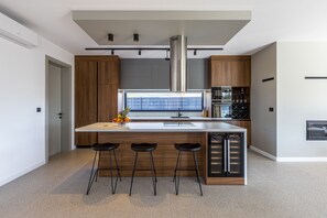 Réfrigérateur, four à micro-ondes, un four, surface de cuisson