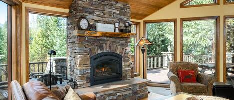 Fernseher, Kamin, DVD-Player