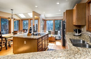 Réfrigérateur, four à micro-ondes, lave-vaisselle, cafetière-théière