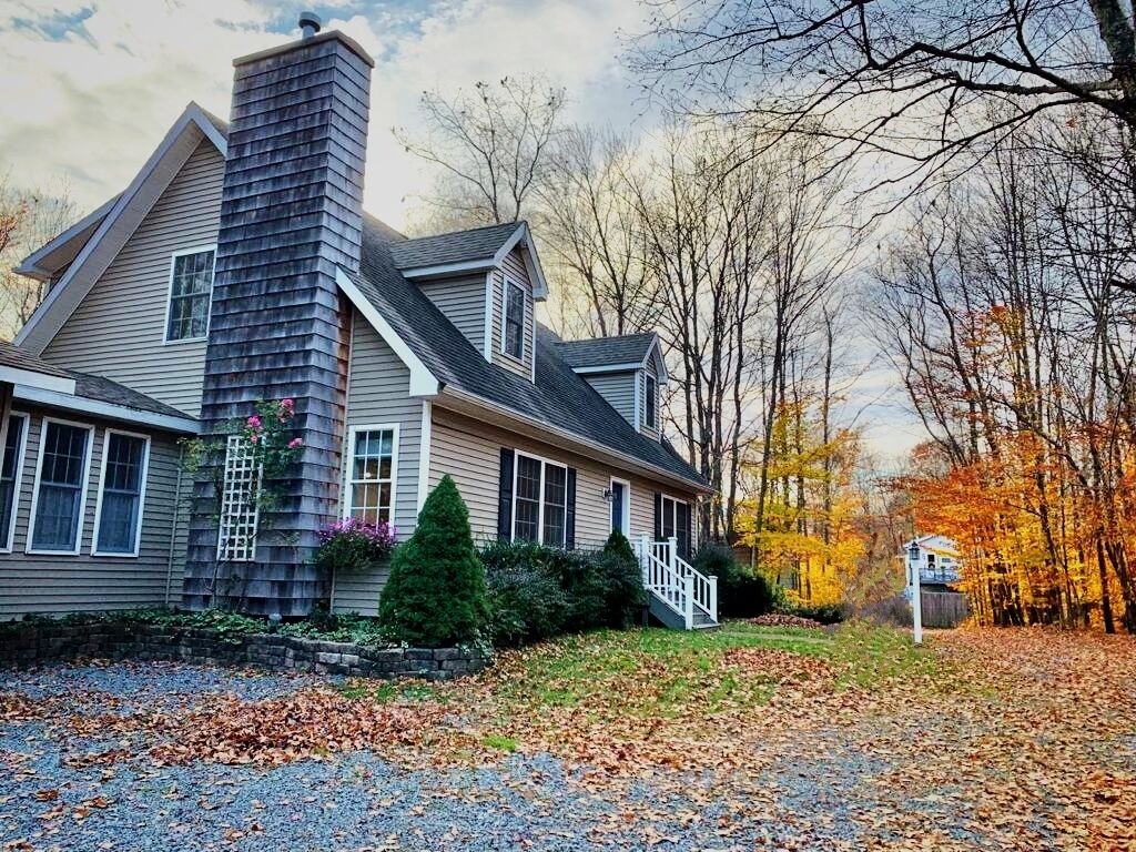 Enchanting Modern Farmhouse by the Lake
