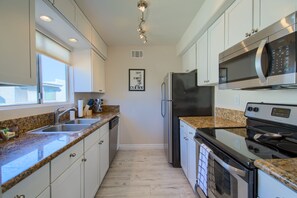 Jääkaappi, mikroaaltouuni, uuni, liesi