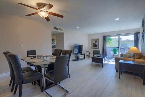 SCOTTSDALE CONDO/OLDTOWN ACROSS STREET FROM FASHION SQUARE MALL...NEW REMODEL