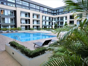 Outdoor pool, a heated pool - studio appartement (Accra)