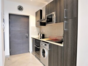 Een koelkast, een magnetron, een oven, een waterkoker