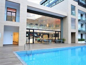 Een buitenzwembad, een verwarmd zwembad