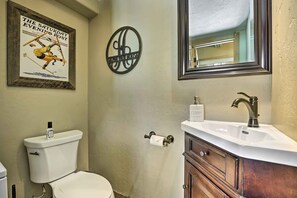 Hair dryer, towels, soap, toilet paper - Main Street Breck, Walk Everywhere! (Breckenridge)