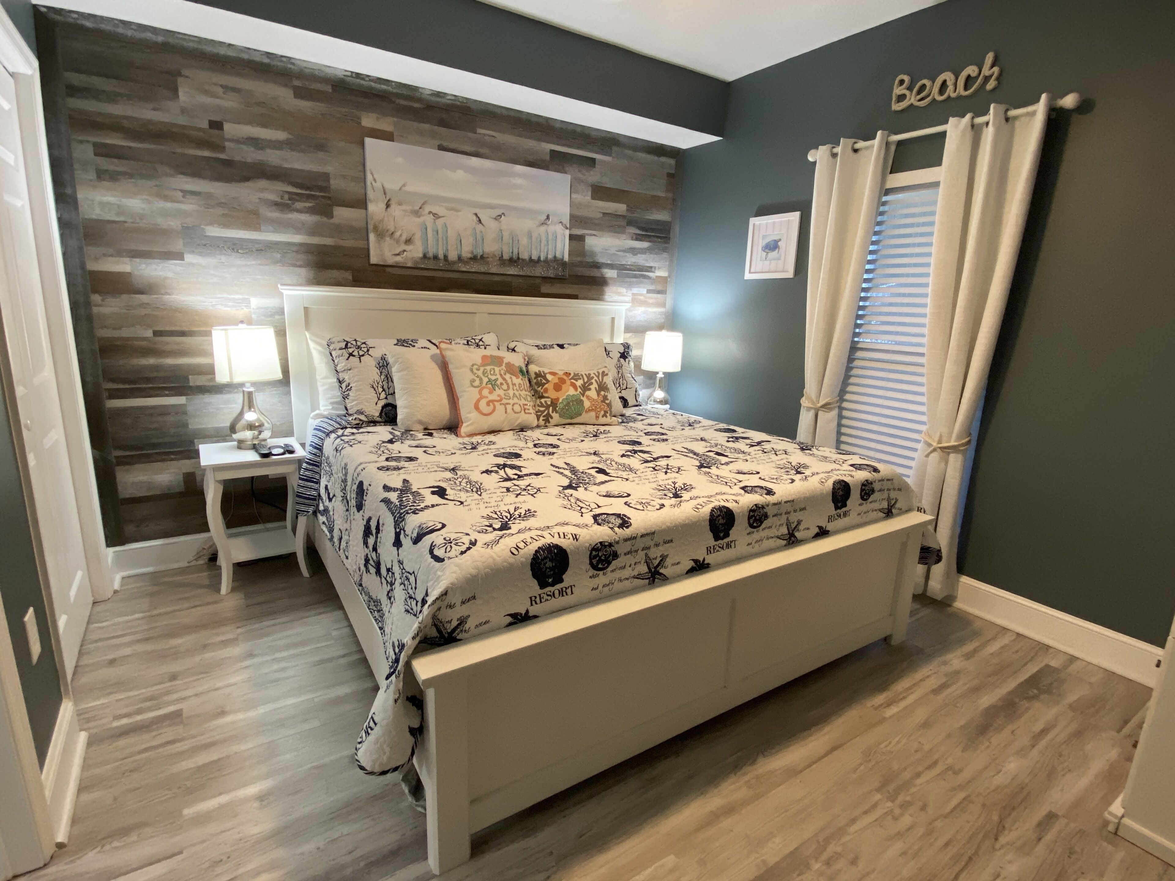 King Bedroom Condo with Bunk Room. Sleeps 6 —18th Floor NEWLY RENOVATED