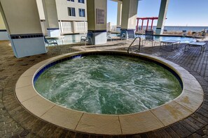 Una piscina techada, una piscina al aire libre