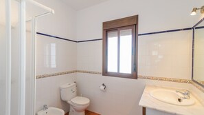 A bathroom with a toilet, bidet, and sink. - Casas Villanueva - Casa 3 Conil de la Frontera by Ruralidays (Cádiz)
