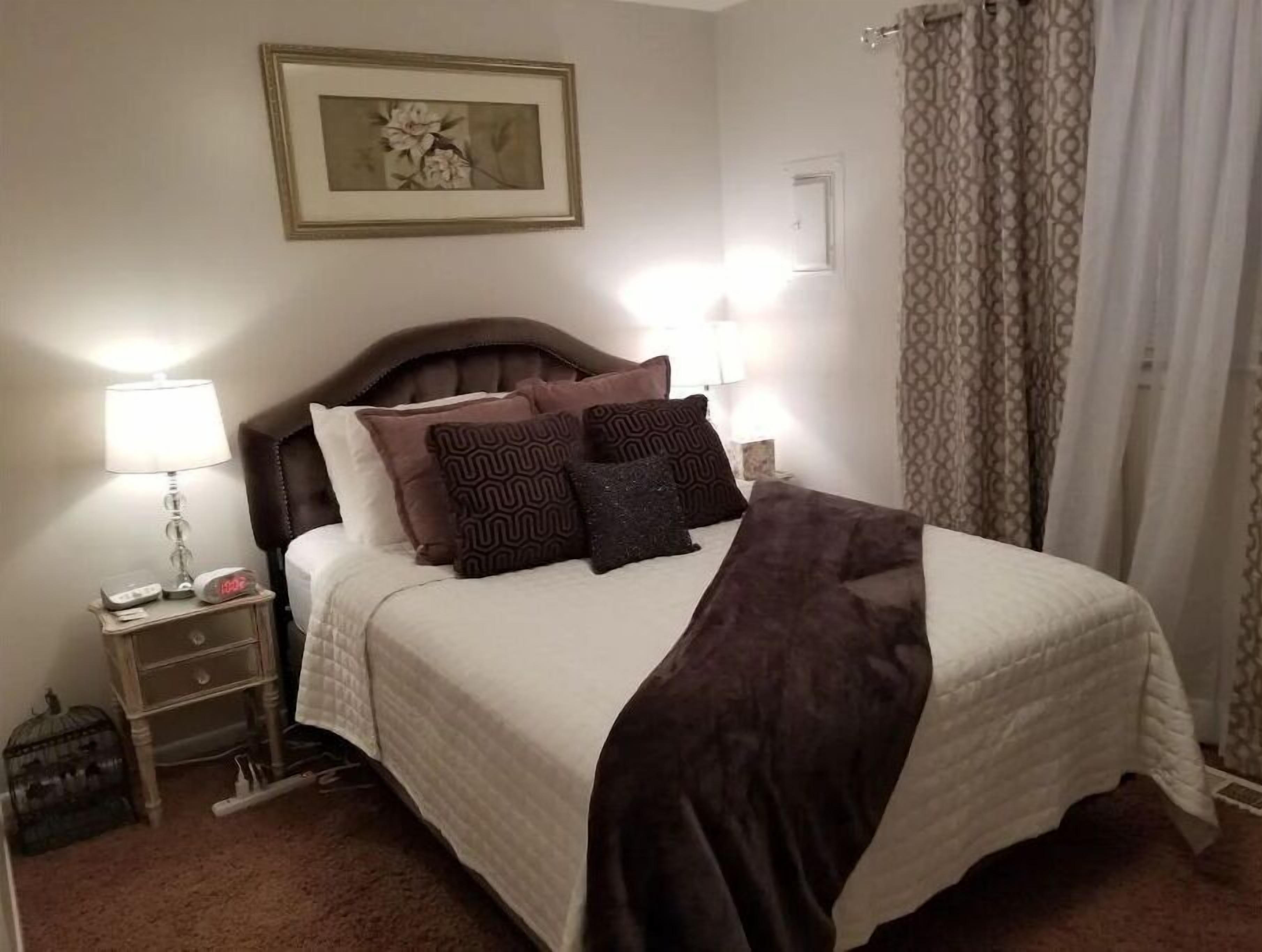 2 bedrooms, desk, iron/ironing board, WiFi