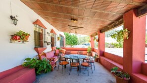 تناول الطعام بالخارج