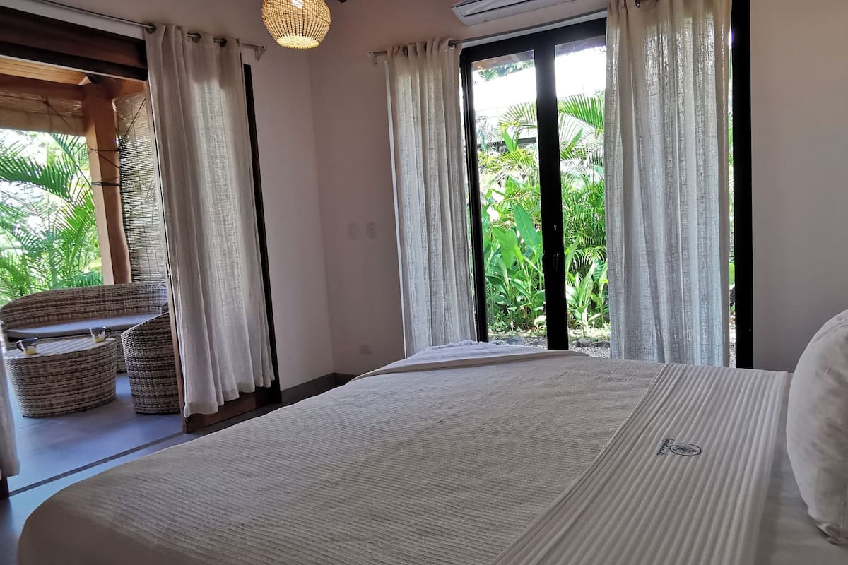 1 habitación, decoración personalizada, muebles diferentes y escritorio