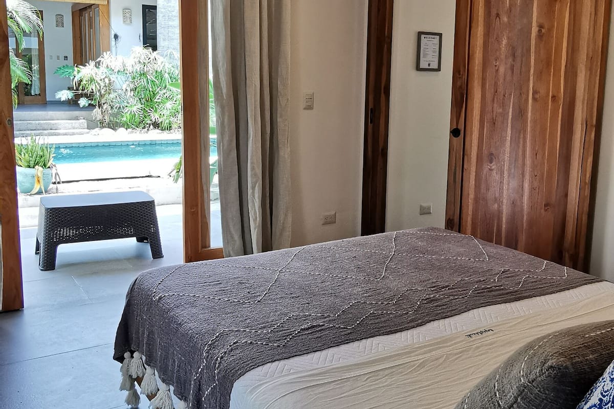 1 habitación, decoración personalizada, muebles diferentes y escritorio